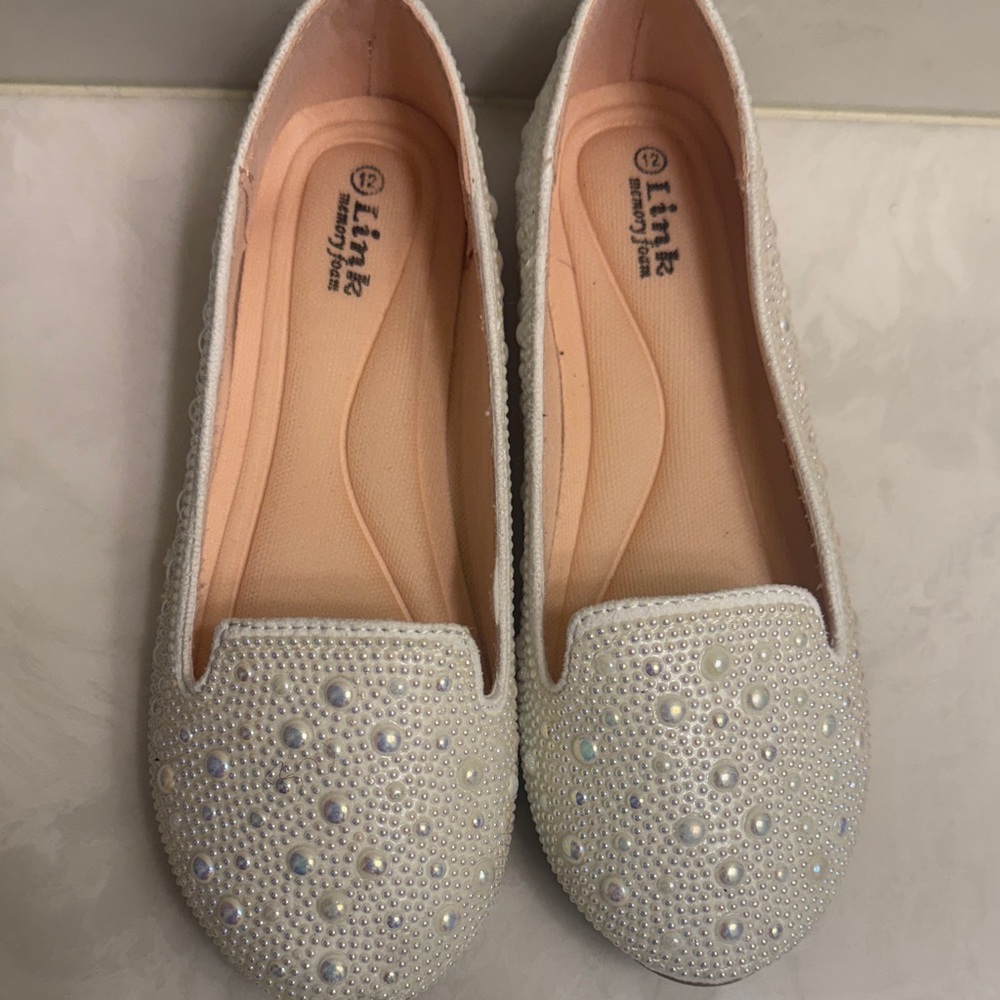 Link Cream Pearl-Embellished Kids Loafers - Picture 2 of 5